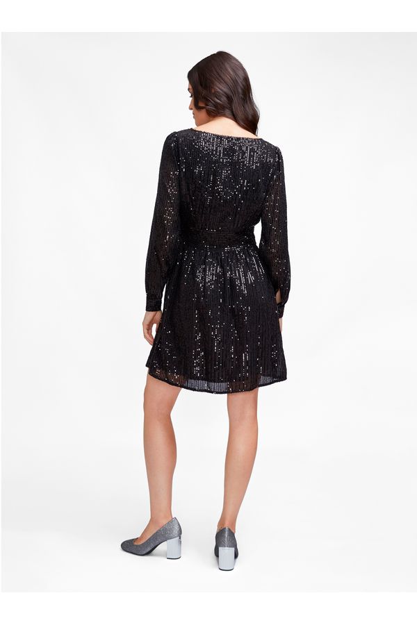 Vestido Curto Com Lantejoulas